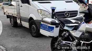 Trasporto illegale di rifiuti, guida il furgone con una patente falsa. Sanzioni per oltre 8mila euro