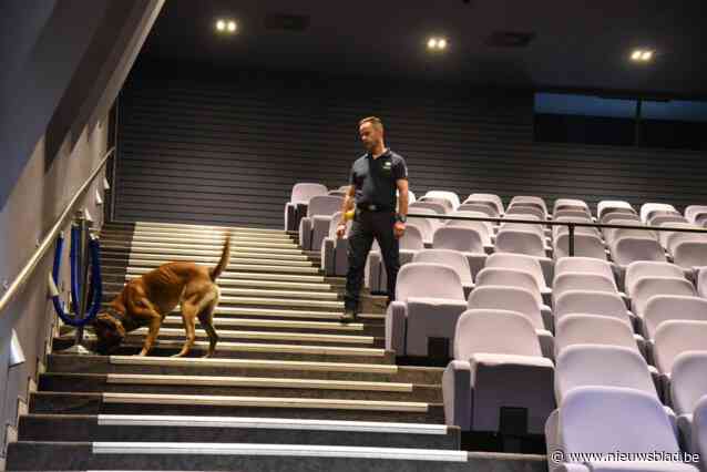 Politiehonden en begeleiders trainen in gemeenschapscentrum