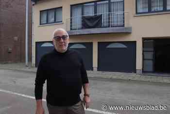 Dirk (63) hangt zwarte vlag buiten: “Het cordon sanitaire is een schandaal voor de democratie”