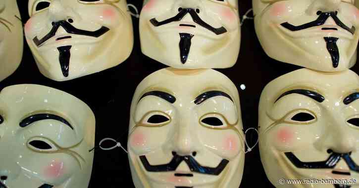 Täter mit auffälligen Masken überfallen Mutter und Tochter