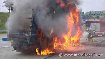Müllwagen brennt auf A94 bei Ampfing lichterloh – Autobahn Richtung Passau voll gesperrt