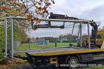 Fünf große Fußballtore fahren durch Bielefeld