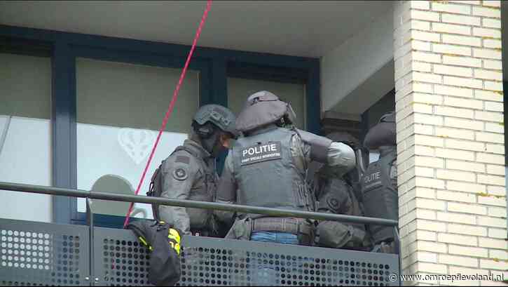 Flevoland - Nieuwsoverzicht 30/10 | Man aangehouden bij grote politie-actie • 18 boeren praten over uitkoop