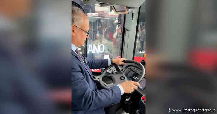Gualtieri versione influencer, fa lo spacchettamento “asmr” dei nuovi autobus per Roma: “Andiamoli a vedere insieme” – Video