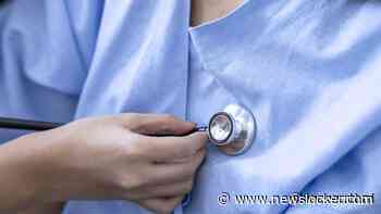 Verpleegster die dacht dat 'collega's moordden' uit ambt gezet