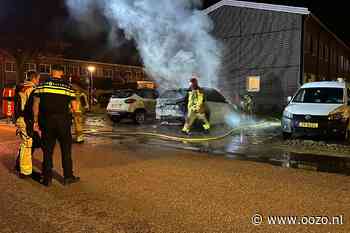 Auto volledig uitgebrand naast woning