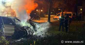 Auto verwoest door brand naast woning op Riethalmweg in Landsmeer