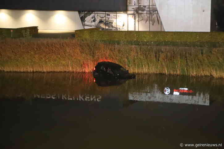 Auto raakt van de weg en belandt in vijver, bestuurder ongedeerd