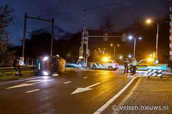 Auto op de kant op Velsertraverse, bestuurster mee naar bureau