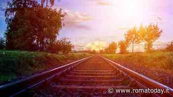 Ragazzo di 20 anni cammina sui binari del treno vicino alla stazione