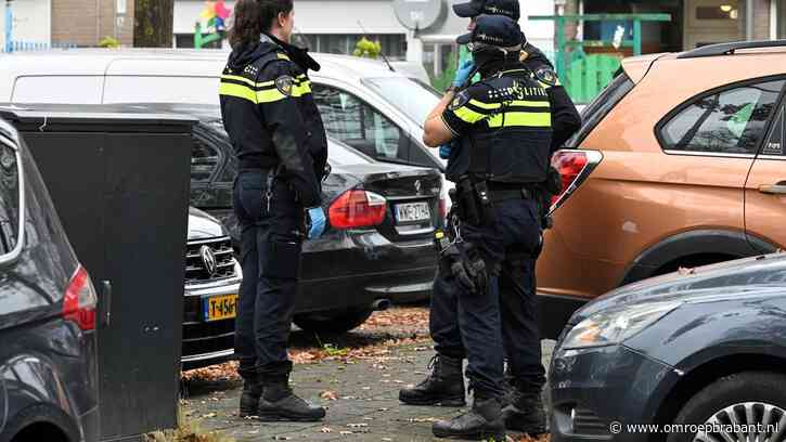 Politie valt huizen, auto en garage binnen en vindt vuurwapen