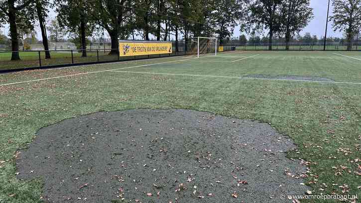 Voetbalclub geschrokken van drie uitgebrande cirkels op veld