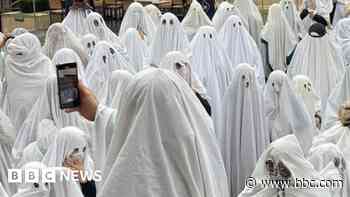 Hundreds to don bed sheets for most ghosts record