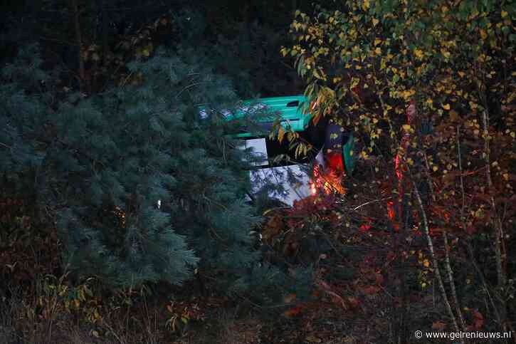 Automobilist botst op vrachtwagen en raakt van de weg