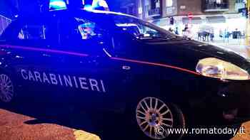 Assalto a una gioielleria nella notte: rubati orologi e preziosi esposti