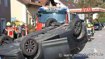 Auto landet nach Unfall in Gars auf Dach: Mann und Kind in Klinik