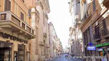 Via del Corso, crollano pezzi di cornicione da una chiesa: ferito un passante