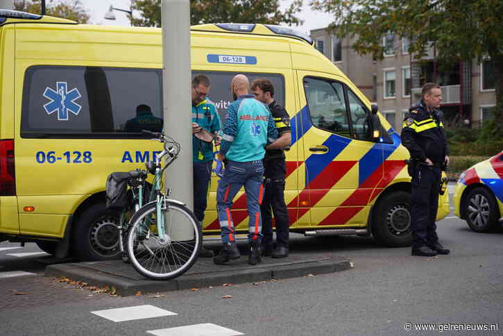 Fietser komt hard ten val op kruising en raakt gewond