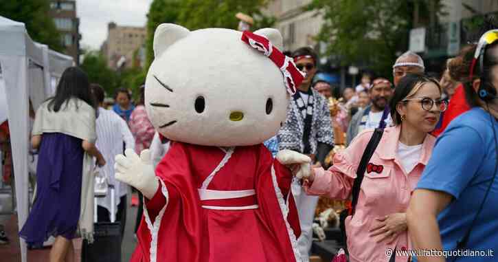Hello Kitty compie 50 anni: storia della micetta-bambina che dal Giappone ha conquistato il mondo. Incassando 80 miliardi