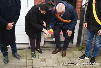 Laatste van twaalf struikelsteentjes ingehuldigd: “Was tijd dat de stad haar helden eerde”