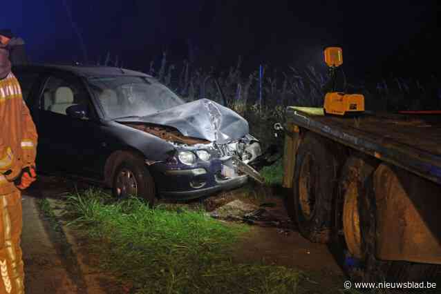 Auto botst tegen geparkeerde vrachtwagen