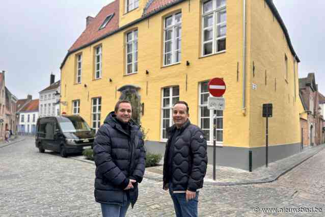 Dimitri, Stefanie en James toveren bouwvallig hotel om tot Boutique Hotel Le Foulage mét verborgen parel: “Voor het eerst in Brugge een speakeasy bar”