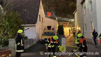 Feuerwehr löscht Brand im Dachstuhl eines Wohnhauses
