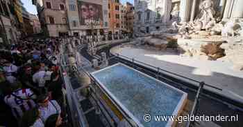 Muntjes voor wereldberoemde Trevifontein landen nu in ‘openbaar zwembad’