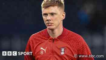 Oldham sign veteran midfielder Clucas