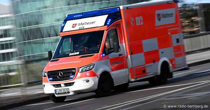 Mann auf Parkplatz von Auto erfasst – Lebensgefahr