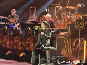 "È morto, ma è qui". La commozione di Renato Zero durante il concerto