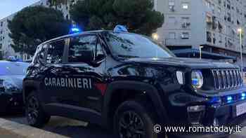 Operaio viaggia con l'auto a noleggio, a bordo targhe rubate e uno sfollagente