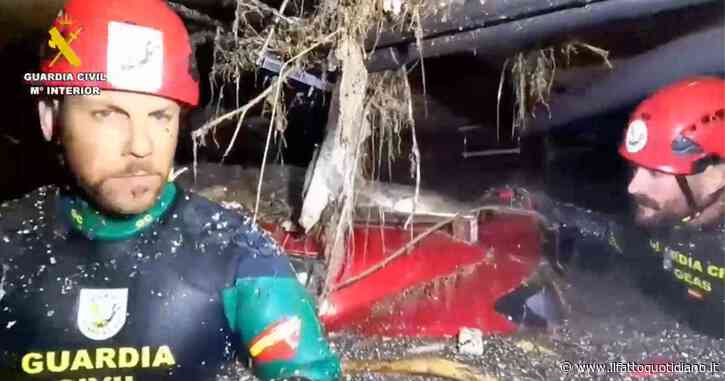 Maltempo in Spagna, prosegue la ricerca dei dispersi negli edifici inondati di Valencia. Le immagini nei garage sommersi