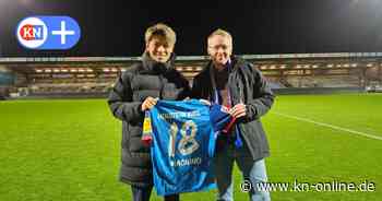 Holstein Kiel: Shuto Machino übergibt sein Trikot an Daniel Günther