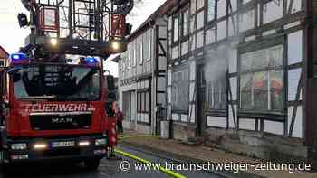 Vorsfelde: Feuer in Fachwerkhaus – Drehleiter im Einsatz