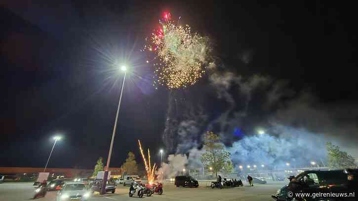 Driften en vuurwerk bij motormeeting op parkeerplaats in Duiven