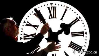 Manitobans fall back: Clocks move back 1 hour to mark end of daylight time this weekend