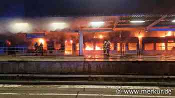 Zug brennt in Berliner Bahnhof