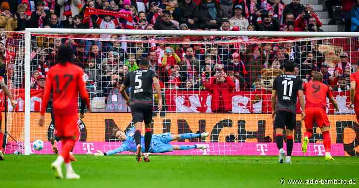 Cooler Kane versenkt Elfer in der Ecke, die Torwart anzeigt