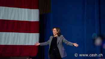 Kamala Harris überrascht mit Auftritt bei Comedyshow