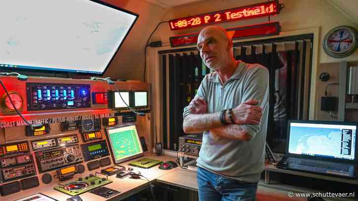 Een klein kustwachtcentrum op de bovenverdieping