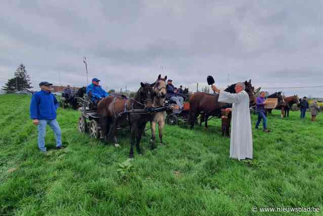 Veel volk voor de zegen van Sint-Hubertus