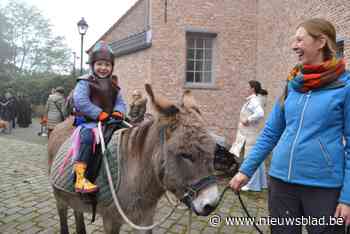Ridder Flor en konijn Tipsy stelen de show op laatste Sint-Hubertusviering met Jan Valckx aan wijwatervat