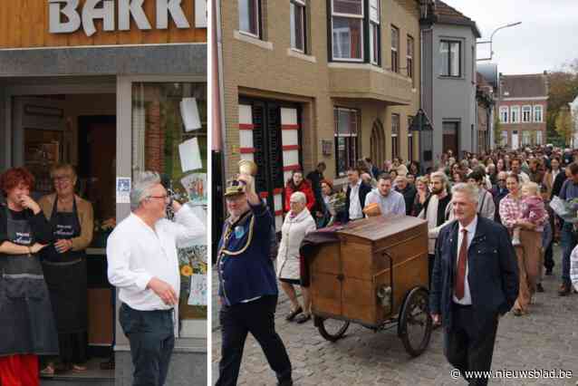 Massa klanten zakt in stoet af naar bakkerij die na 110 jaar sluit: “Het dorp zal niet meer hetzelfde zijn”