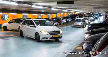 Arnhemse parkeergarages overvol door winkelend publiek: ‘Ik heb het hier nog nooit zo druk gezien’
