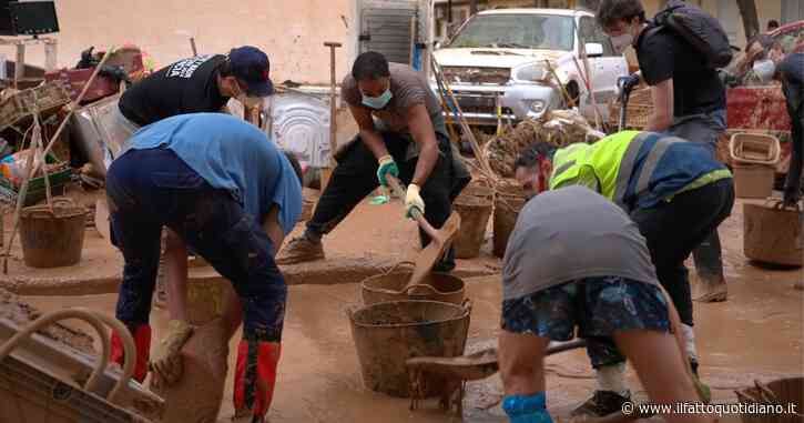 Valencia, gli alluvionati organizzano una catena umana per rimuovere il fango da case e strade: “Stiamo soli, serve l’esercito”