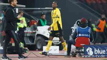 Rot für "bizarre Tätlichkeit": Stürmer wirft Gegner seinen Fußballschuh an den Kopf