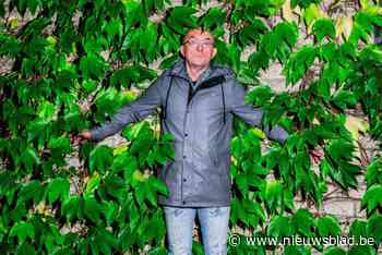 In voorstelling ‘Moeiduniet’ deelt comedian Peter De Rop zijn ergernissen over de overheid: “Op minder dan een uur waren mijn shows uitverkocht”