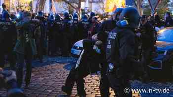 Versuch Waffe zu stehlen: Polizisten bei propalästinensischer Demo verletzt