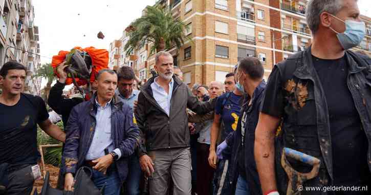 Code rood in Valencia, woedende menigte gooit modder en blikjes naar Spaans koningspaar